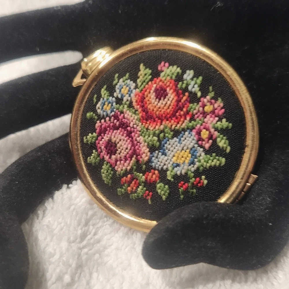 Vintage Avon Gold Tone‎ Floral Needlepoint Round Locket Pendant Necklace Charm